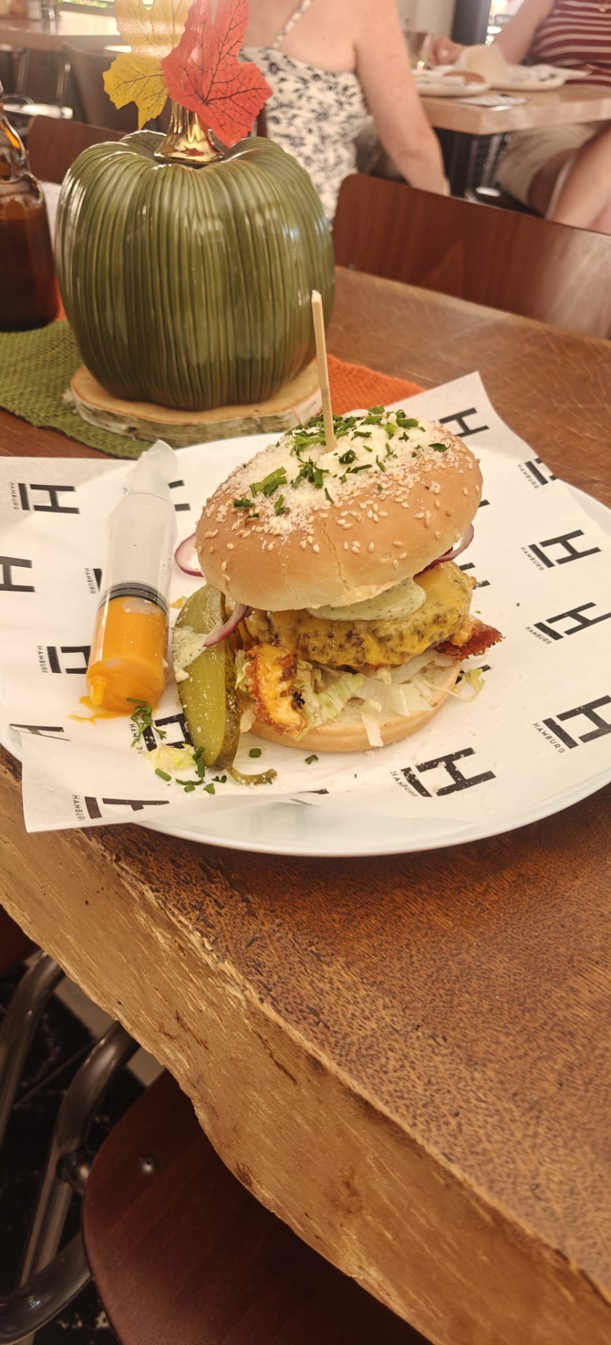 Cheeseburger met augurk en saus bij Hamburg